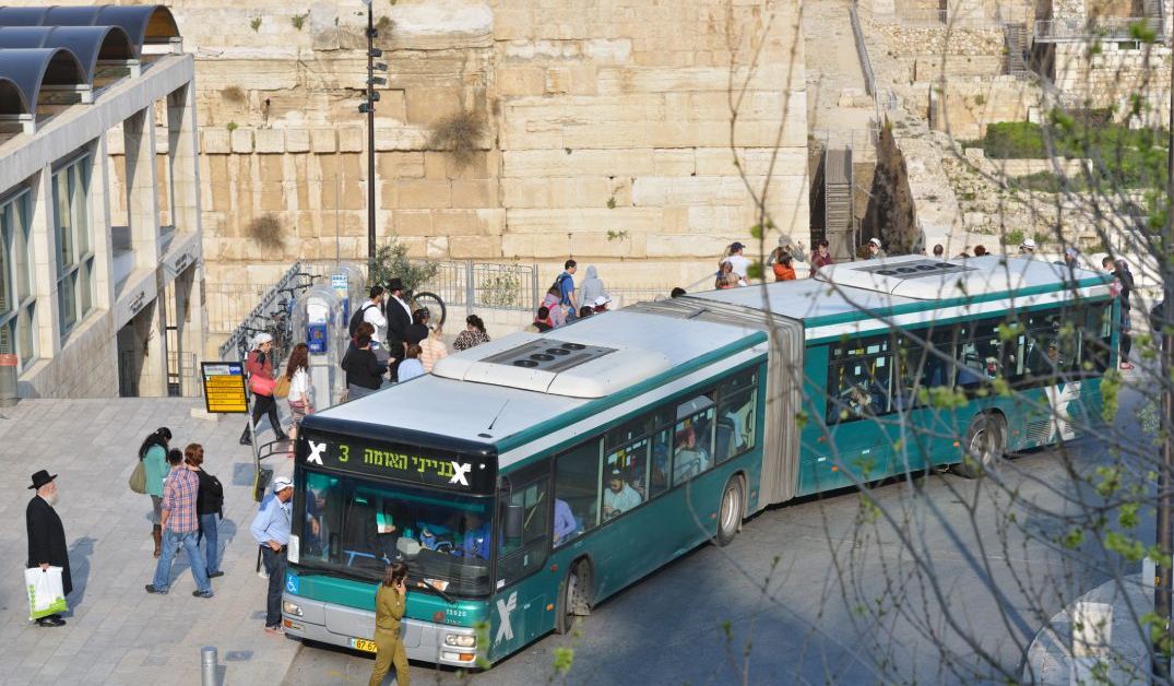 צילום של אוטובוסים בירושלים