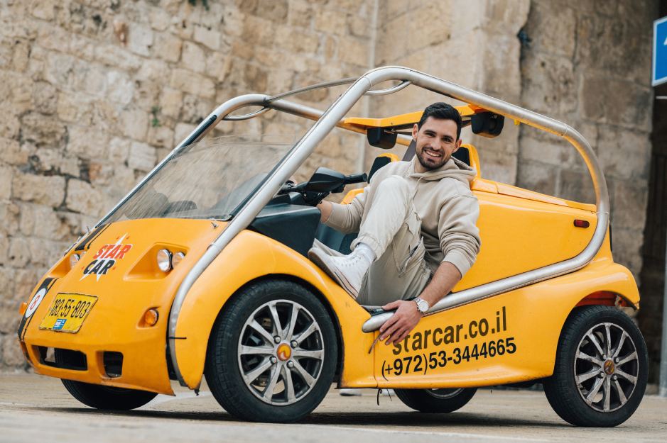 צילום של סטאר קאר: סיור ברכב חשמלי ייחודי בסמטאות ירושלים