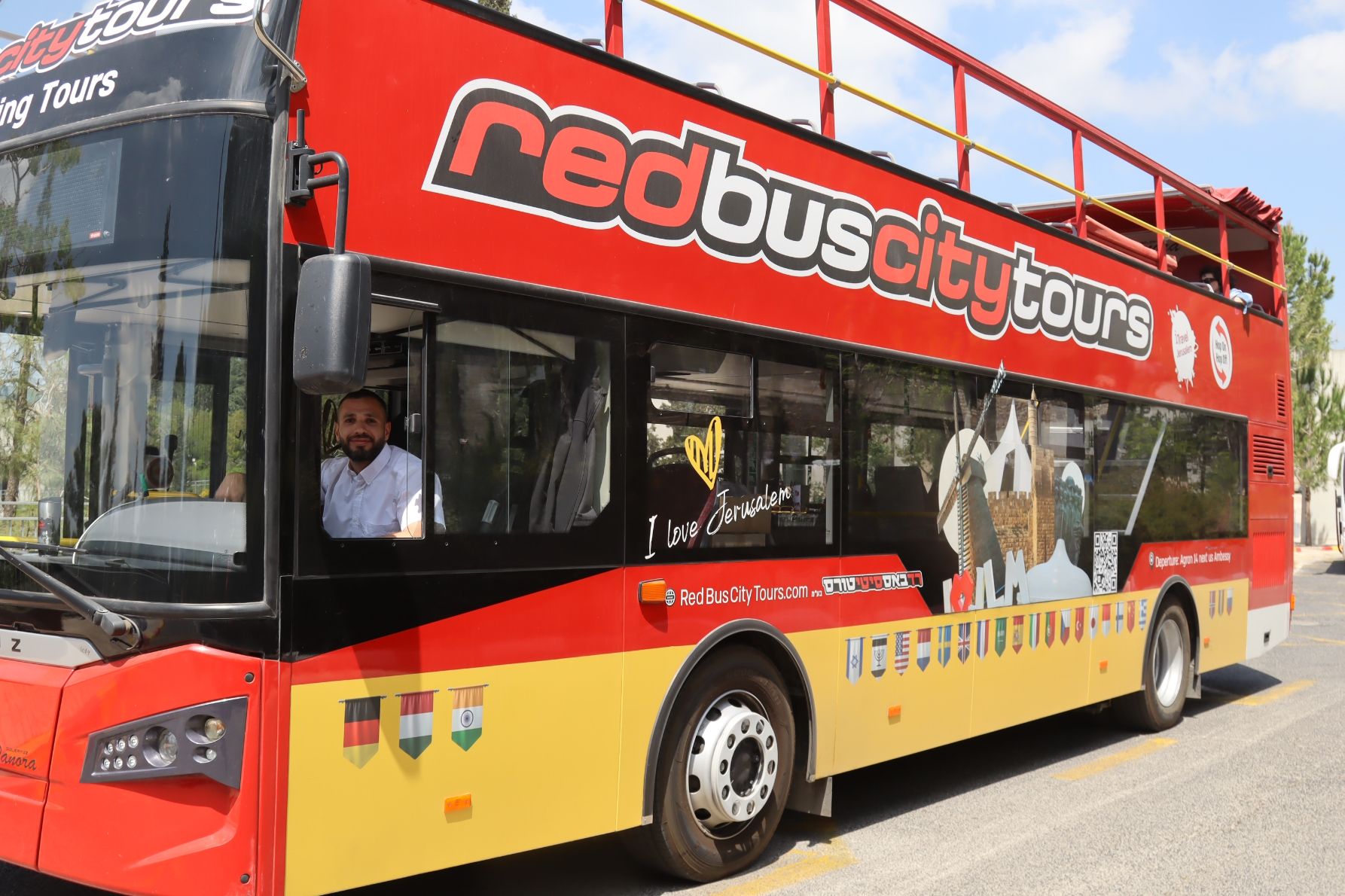 צילום של מעלית הזמן בשילוב סיור עם האוטובוס הדו-קומתי האדום