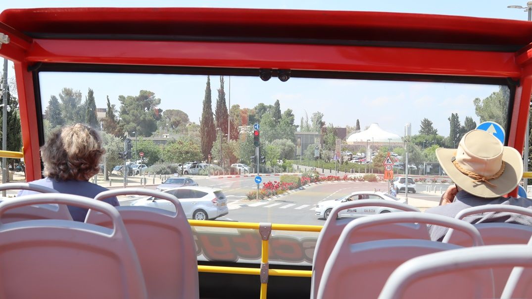 צילום של האוטובוס האדום סיטי-טור