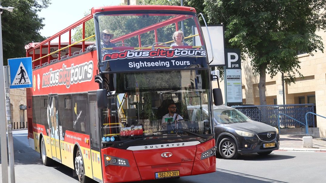 צילום של האוטובוס האדום סיטי-טור