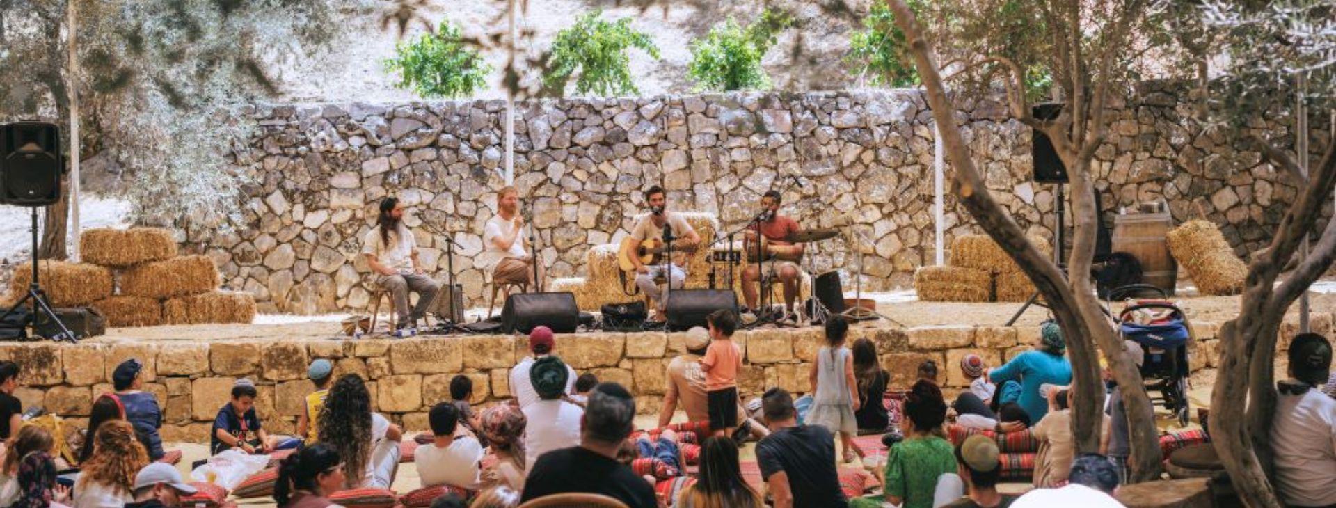 צילום של קבלת שבת בחווה בגיא