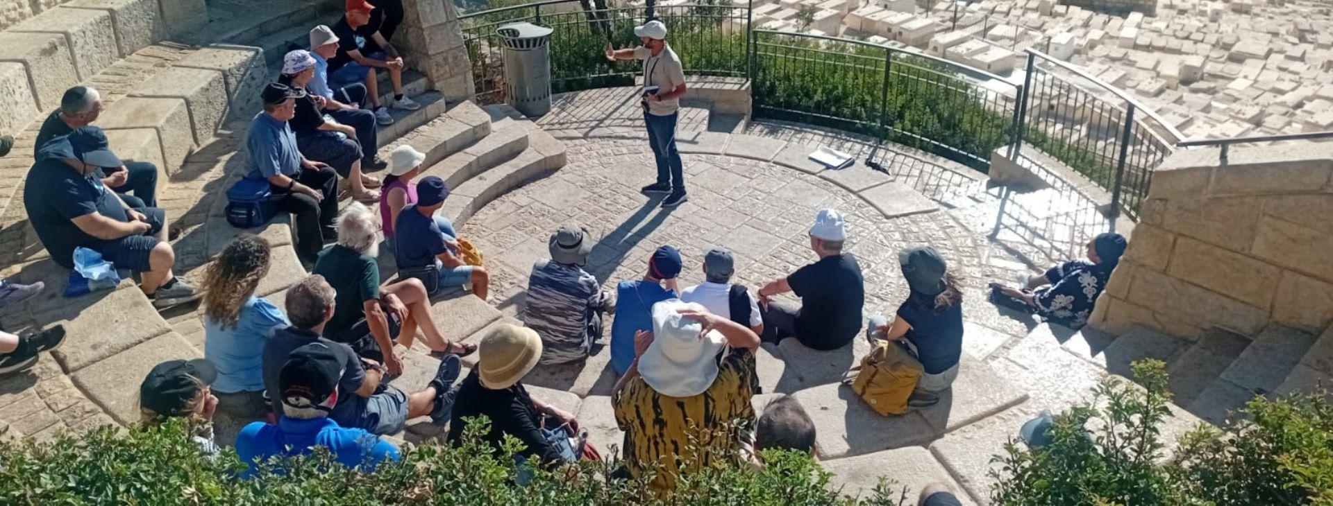 צילום של עולים ומסיירים בהר הזיתים