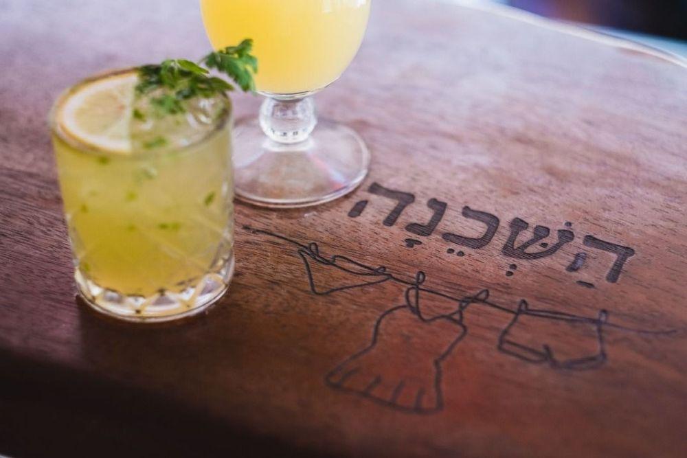 צילום של נפרדים משנת 2025 בבר השכנה