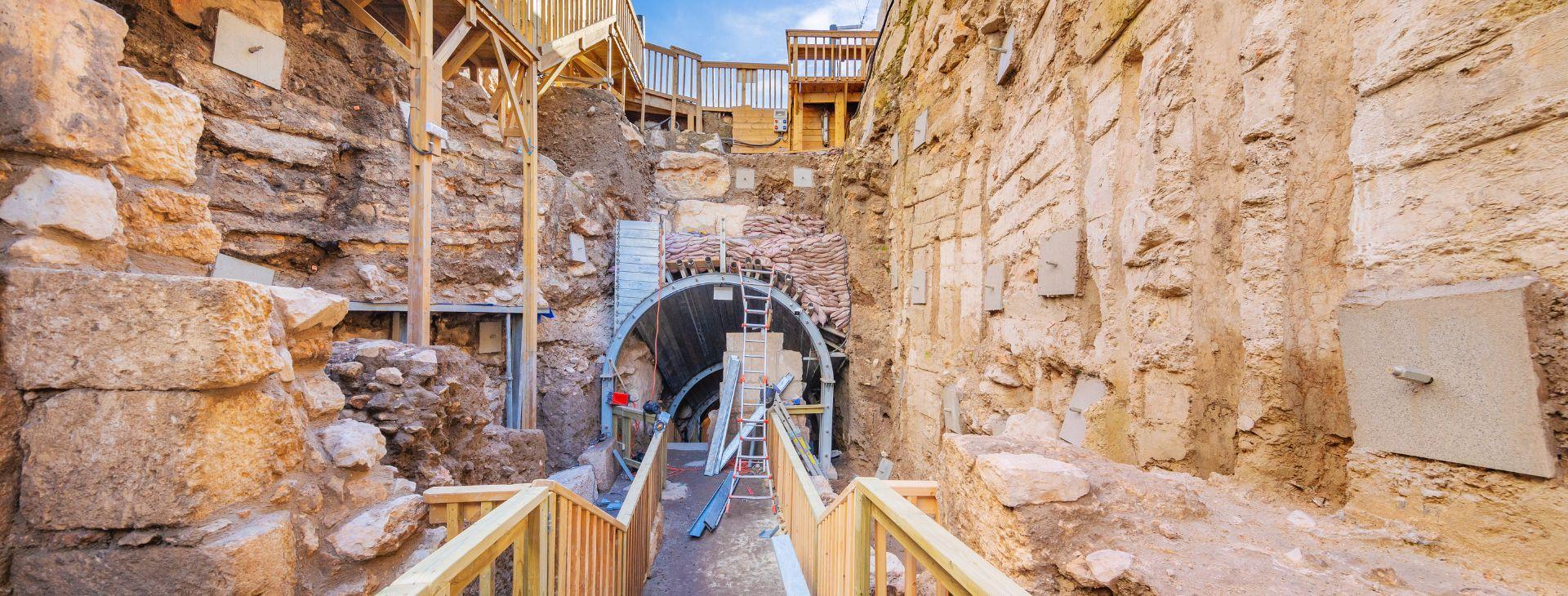 צילום של לסייר עם חוקר: סדרת סיורים ייחודית בדרך עולי הרגל מבית עיר דוד