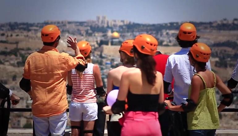 נופים מרהיבים וסיפורים בסיור איזיריידר בטיילת ארמון הנציב