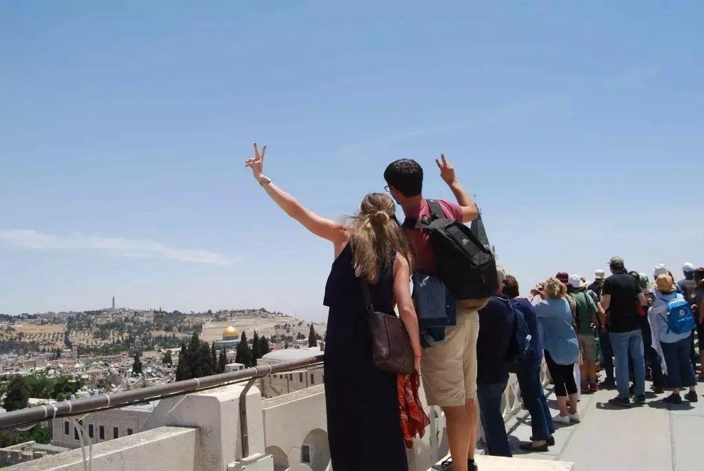 צילום של יד בן-צבי מזמינים אתכם להצטרף לסיורים ברחבי ירושלים, עם טובי המדריכים והמקומיים במחיר סמלי