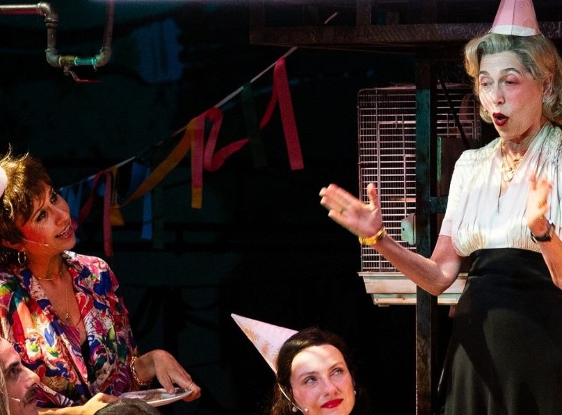 צילום של חשמלית ושמה תשוקה | בביצוע התיאטרון הקאמרי