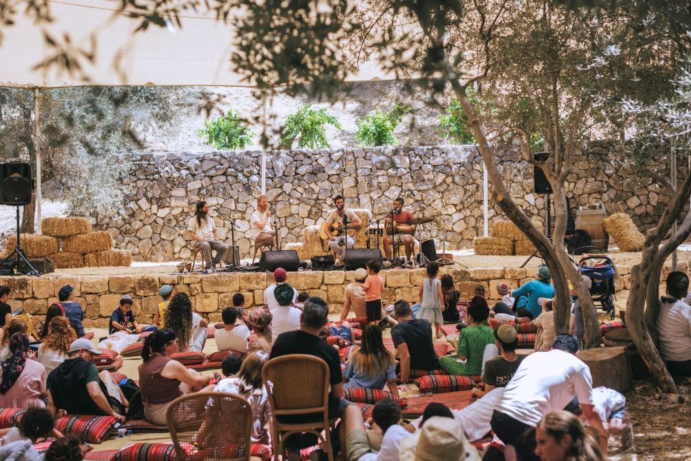 צילום של קבלת שבת בחווה בגיא