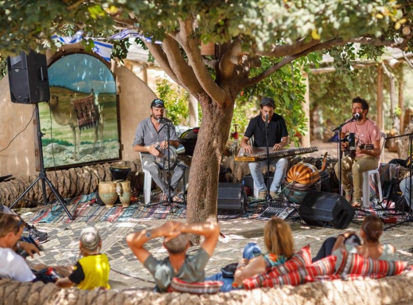 צילום של קבלת שבת בחווה בגיא