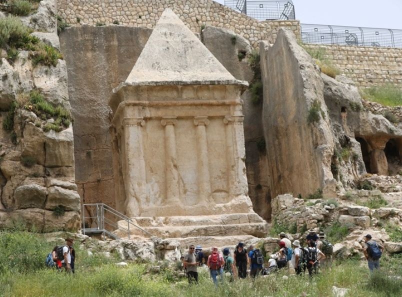 צילום של עולים ומסיירים בהר הזיתים