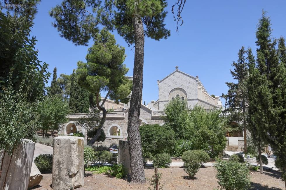 צילום של מערת הקבורה היהודית בחצר מנזר סנט אטיין