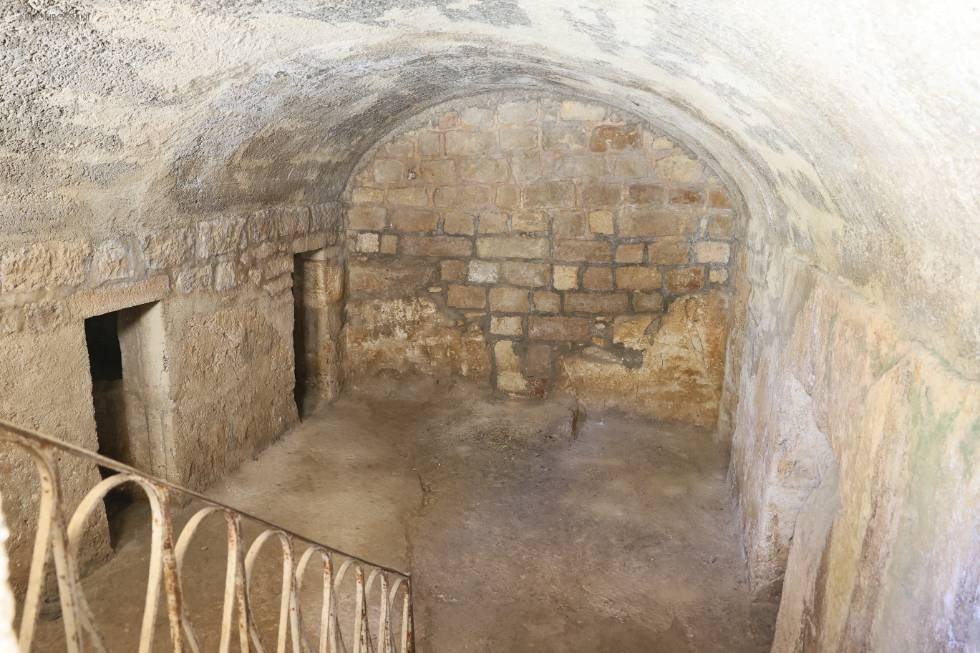 צילום של מערת הקבורה היהודית בחצר מנזר סנט אטיין