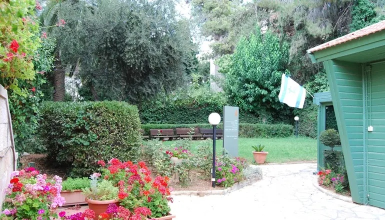 צילום של פירקת אלנור בחצר יד בן־צבי