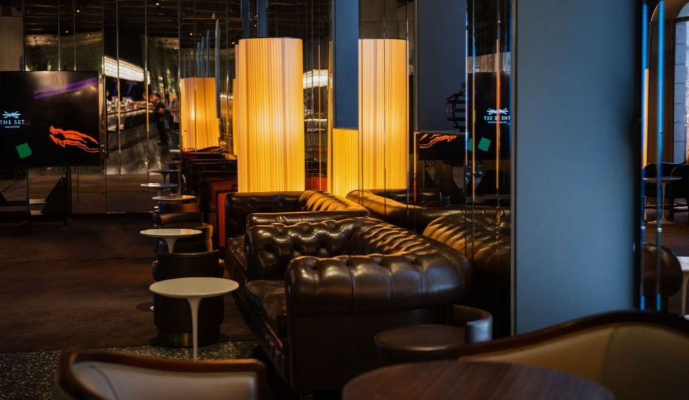 צילום של מסיבת סילבסטר במירור בר