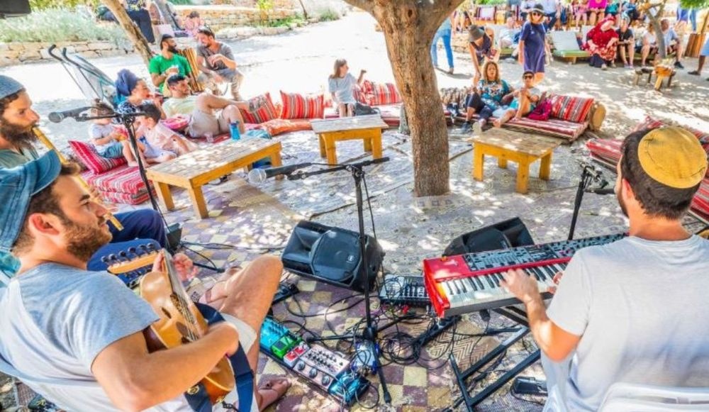 צילום של קבלת שבת בחווה בגיא