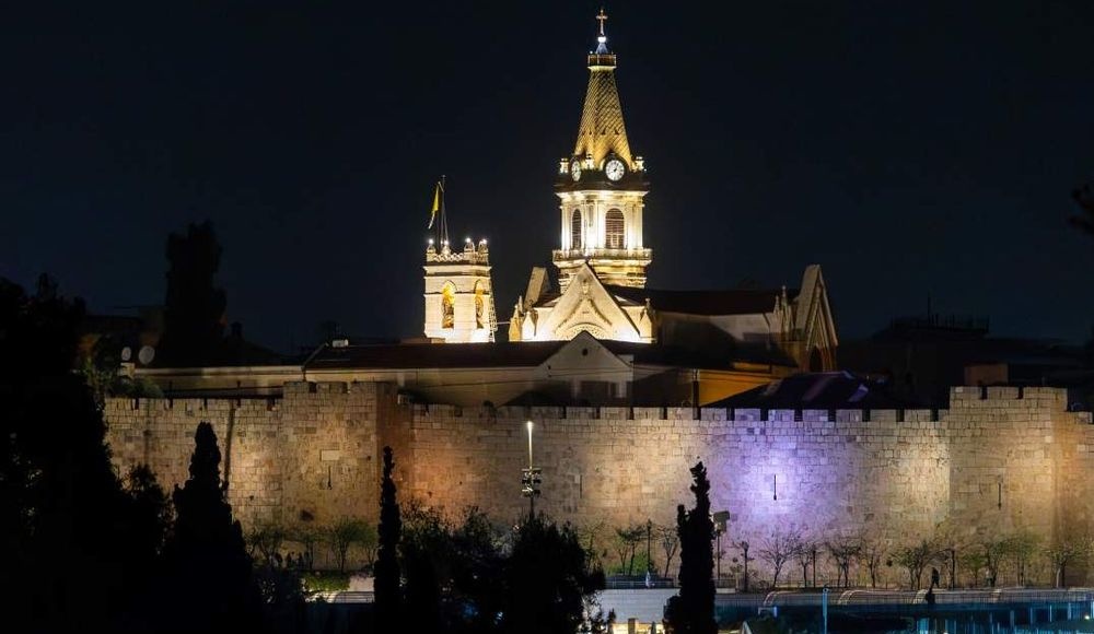 צילום של אתרים ומבנים מוארים בירושלים