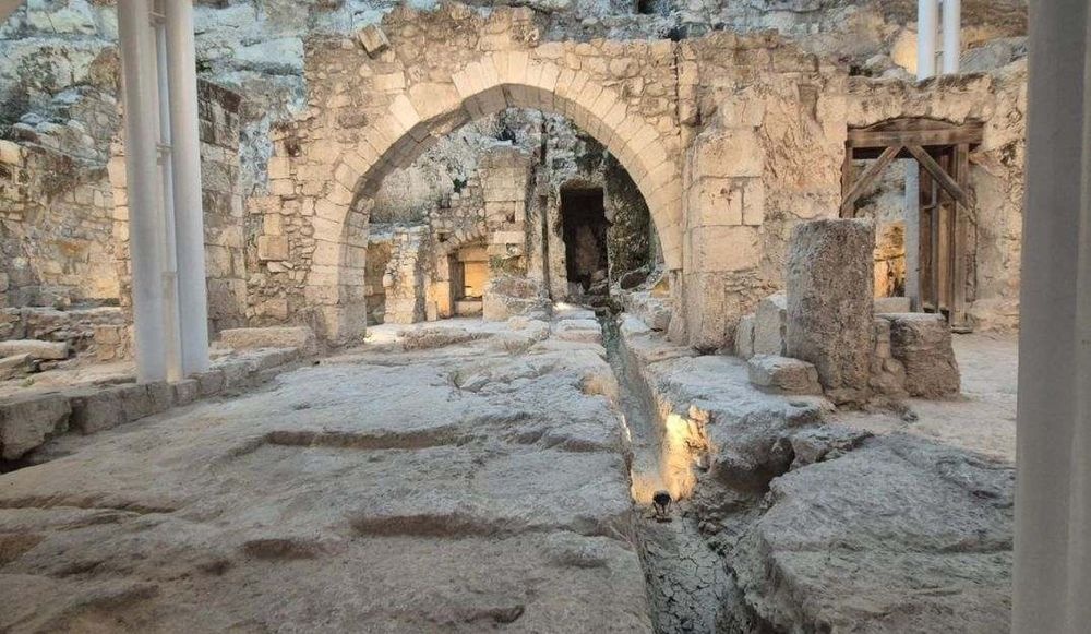 צילום של לסייר עם חוקר: סדרת סיורים ייחודית מבית עיר דוד