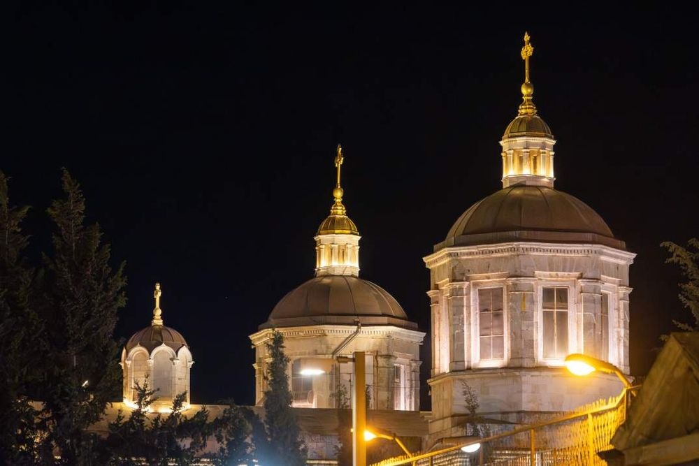 צילום של אתרים ומבנים מוארים בירושלים