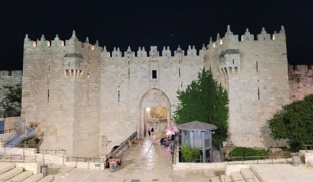 צילום של הסיור המואר: סיור ערב בעקבות אתרים מיוחדים של העיר