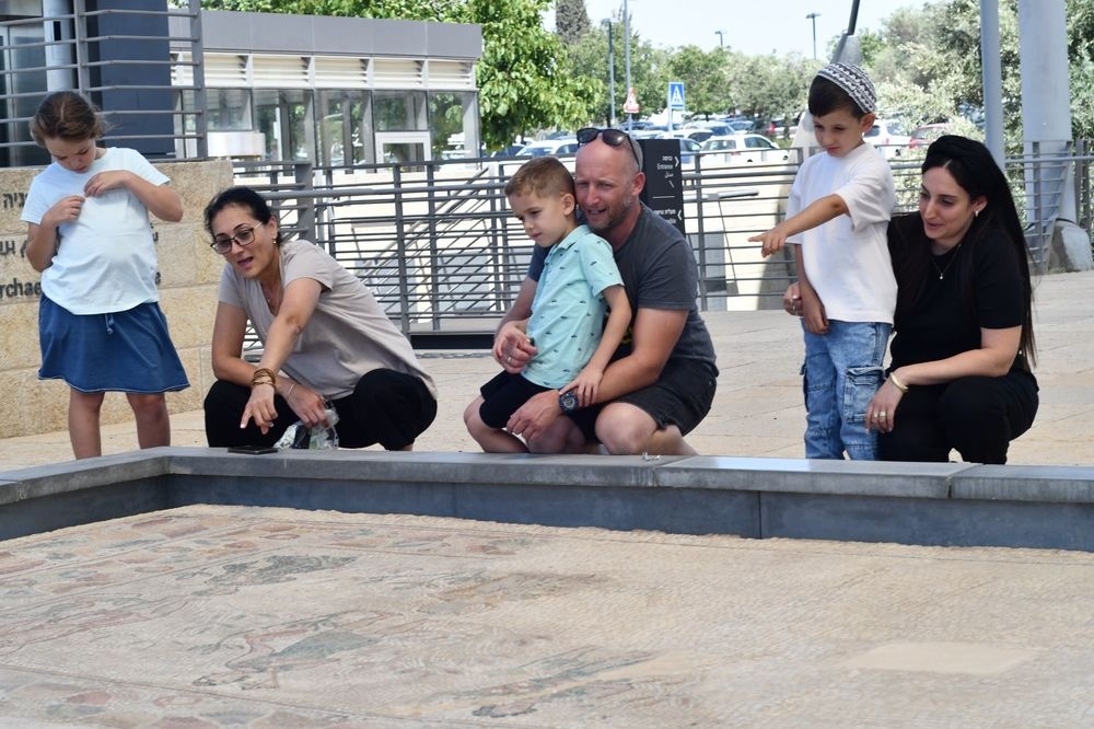 צילום של סודות העבר בקריה הלאומית לארכיאולוגיה