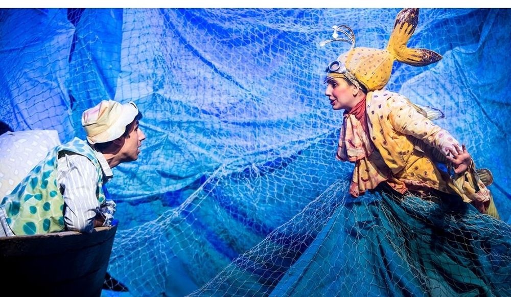 צילום של הדייג ודג הזהב | הצגה לילדים בביצוע תיאטרון השעה הישראלי