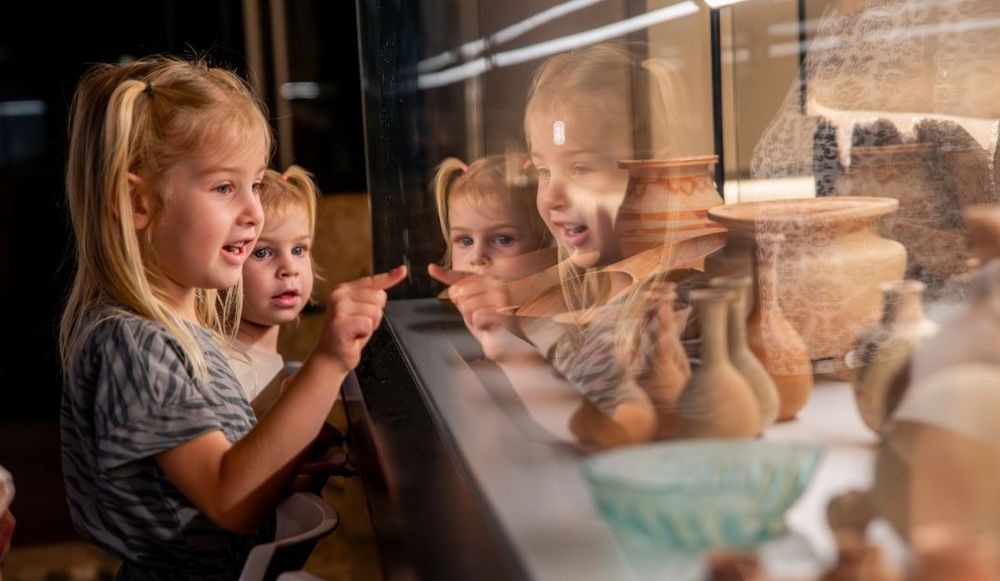 צילום של סיור מודרך היסטורי בבתי הכהנים מהתקופה ההרודיאנית