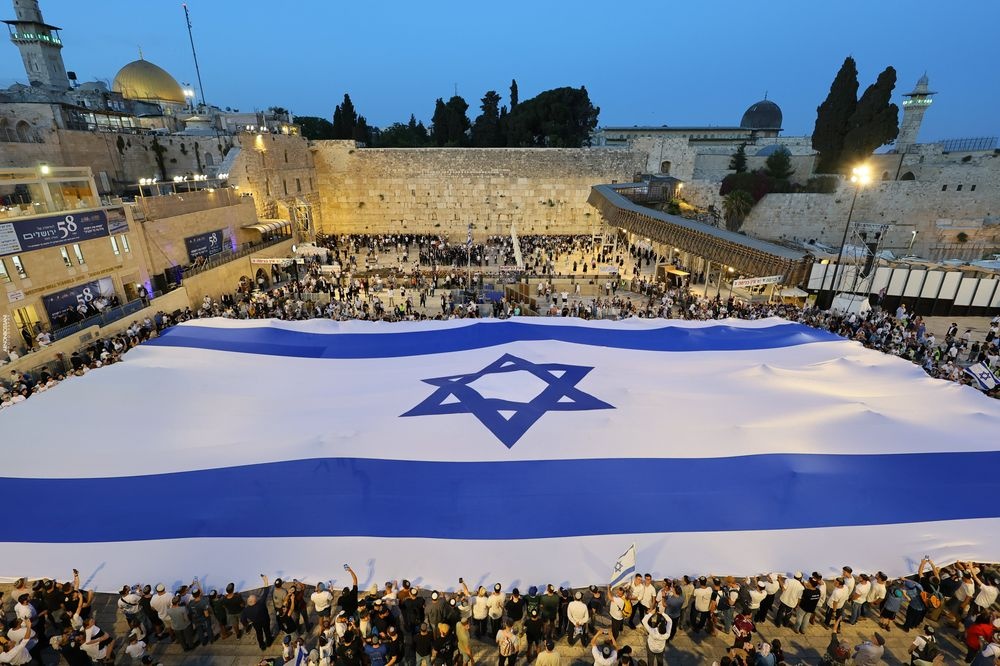 צילום של פריסת הדגל ברחבת הכותל המערבי