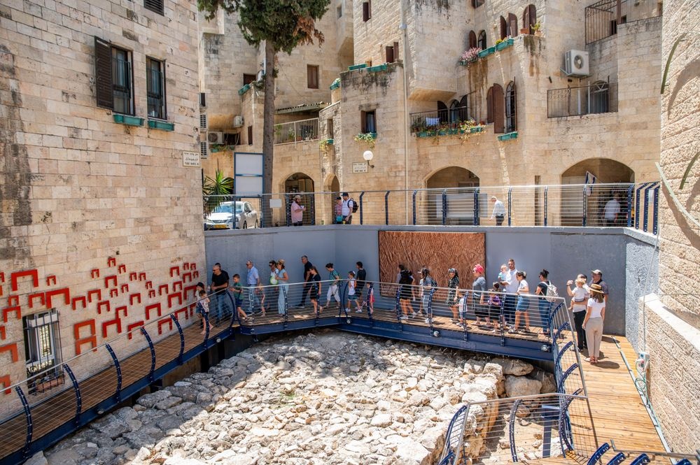 צילום של החומה הרחבה - חומת חזקיהו