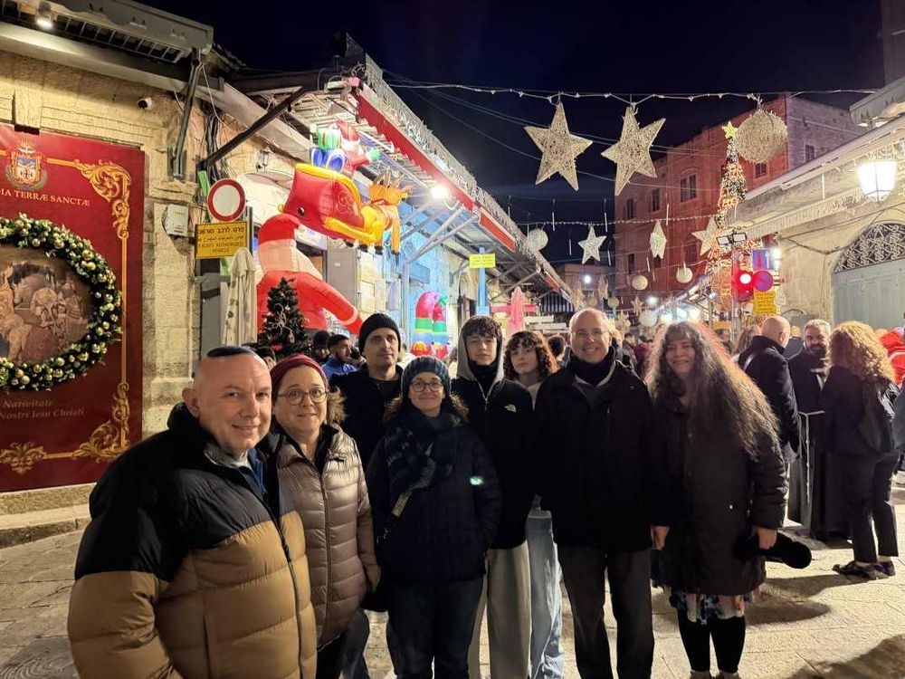 צילום של סיור ערב ברובע הנוצרי באווירת כריסמס עם ירושלים מחוץ לקופסה