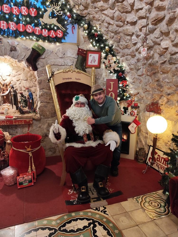 צילום של חג החגים המוארים בירושלים של קדושה: נר שמיני של חנוכה, הנוביגוד והכריסמס