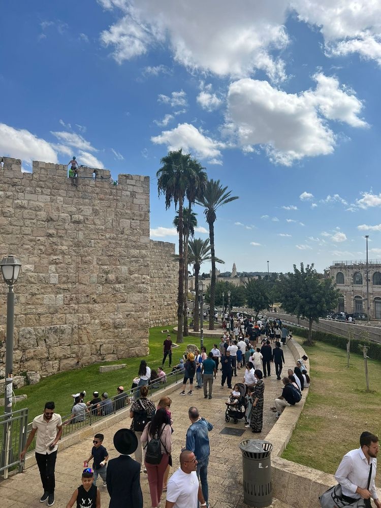 צילום של סיור באתרים היהודיים בעיר העתיקה של ירושלים עם טלי יהושע