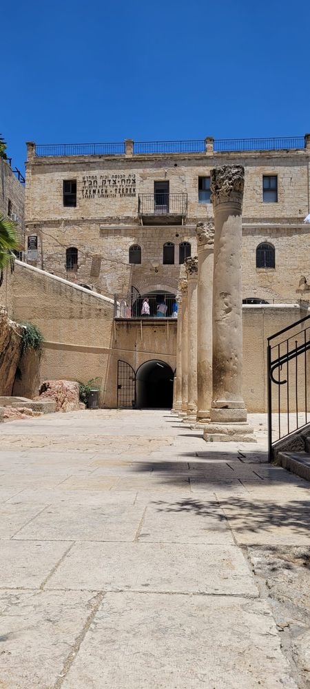 איור מיסטי של גבר מזוקן בעיניים עצומות, מוקף בדגמים סמליים ובציפורים לבנות.