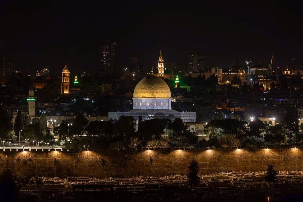 צילום של אתרים ומבנים מוארים בירושלים