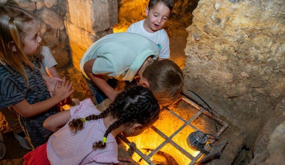 צילום של סיור מודרך היסטורי בבתי הכהנים מהתקופה ההרודיאנית