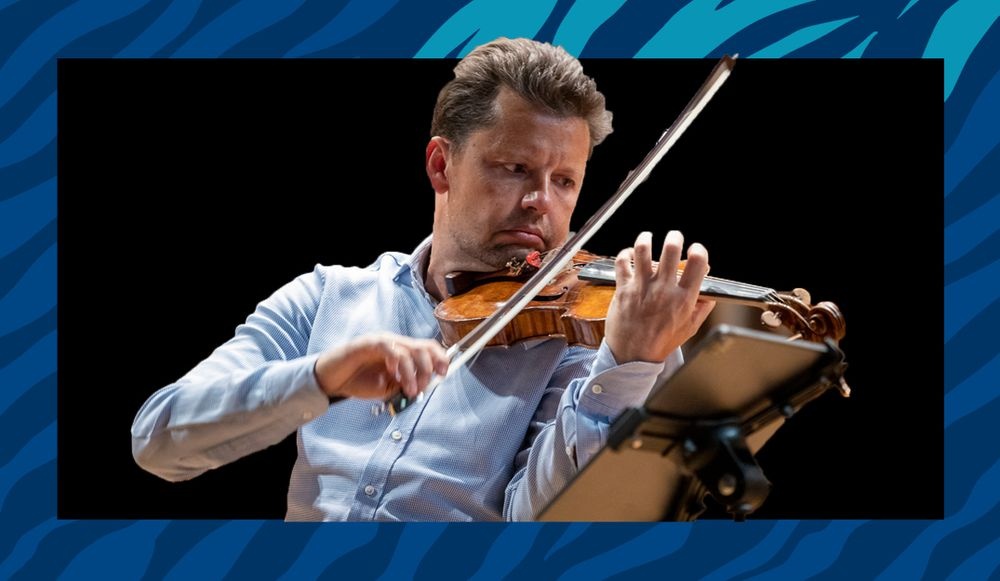 צילום של  רחלין מנגן באך, ומנצח על החמישית של מהלר עם התזמורת הסימפונית ירושלים