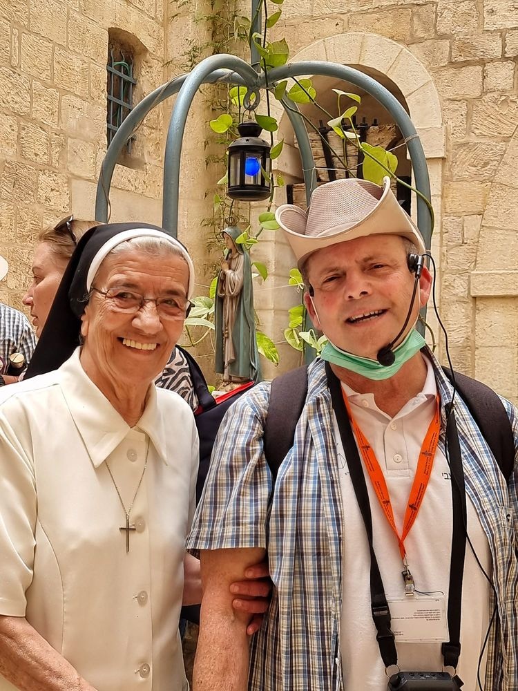 צילום של חג החגים המוארים בירושלים של קדושה: נר שמיני של חנוכה, הנוביגוד והכריסמס