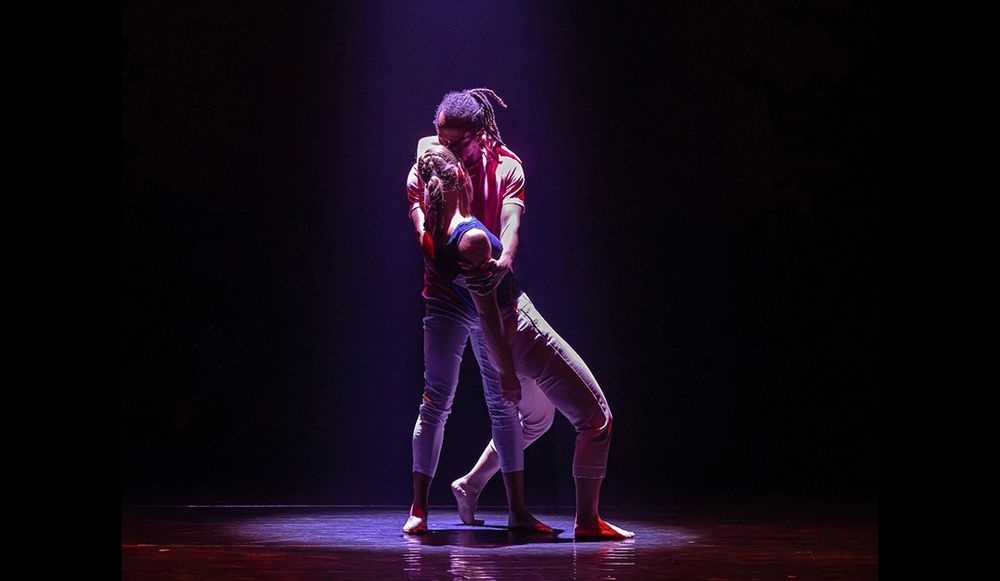 צילום של תנועה בגלריות: סדרת אירועי מחול עכשווי ברחבי המוזיאון