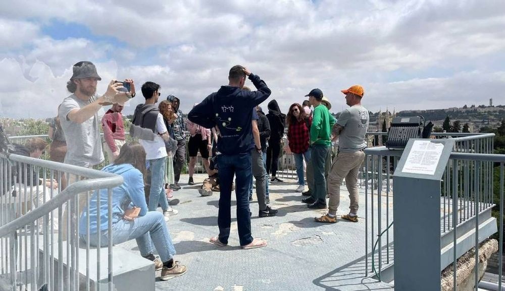 צילום של סיור מודרך בתערוכות המוזיאון על התפר