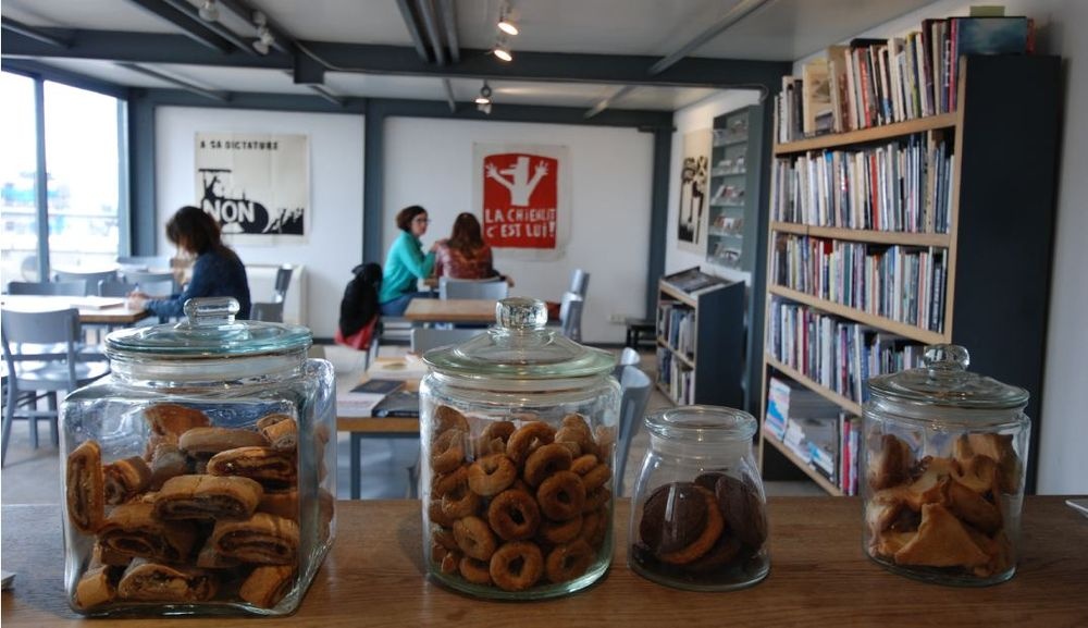 צילום של סיור מודרך בתערוכות המוזיאון על התפר