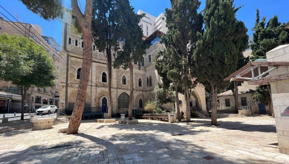 צילום של בין ריבלין לסולומון: סיור בנחלת שבעה הציורית עם ירושלים מחוץ לקופסה