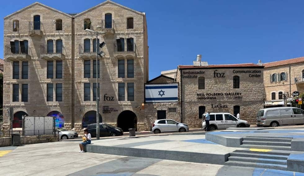 צילום של בין ריבלין לסולומון: סיור בנחלת שבעה הציורית עם ירושלים מחוץ לקופסה