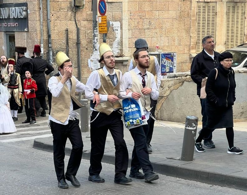 צילום של עד דלא ידע: סיור פורים חגיגי בשכונות החרדיות עם ״ירושלים מחוץ לקופסה״