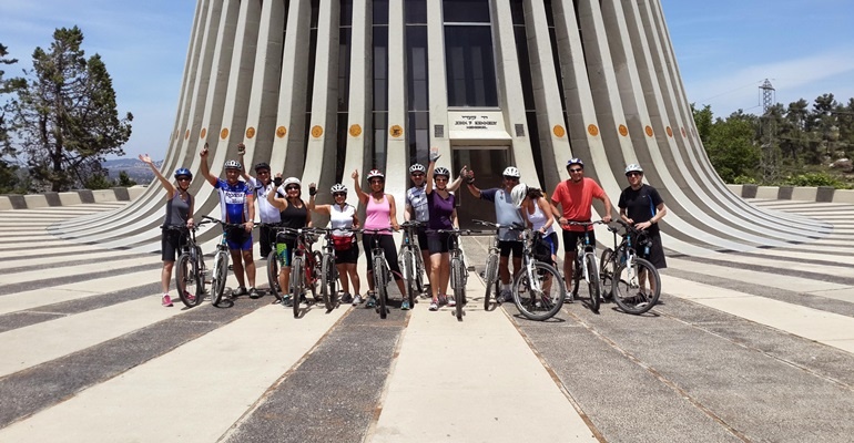 צילום של מצוק - טיולי טרקטרונים ואופניים