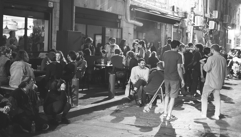 צילום של המזקקה: בית קפה ביום, פיצה והופעות חיות בלילה