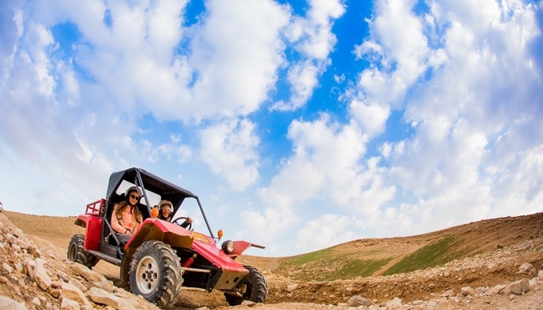 צילום של כנען תיירות מדבר: חוויית טרקטורונים בטבע