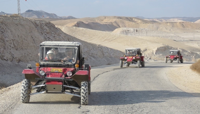 צילום של כנען תיירות מדבר: חוויית טרקטורונים בטבע