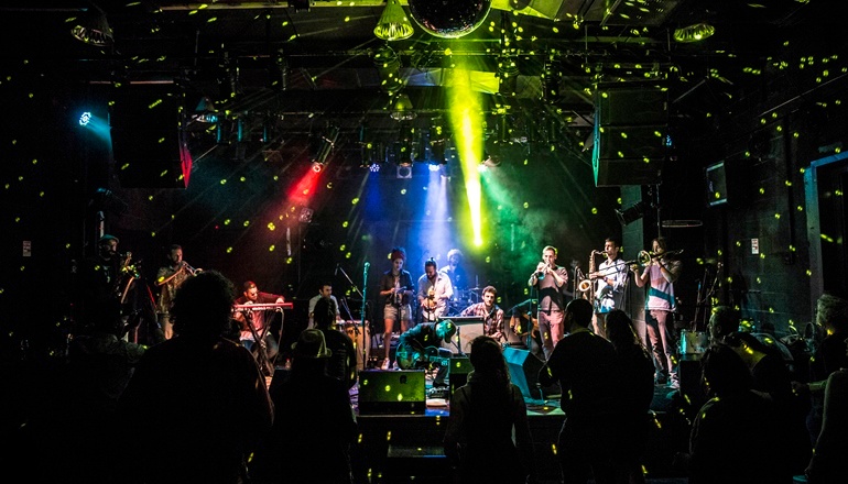 צילום של הצוללת הצהובה - המקום למוזיקה בירושלים