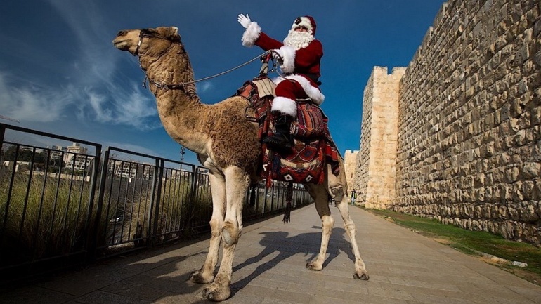 Foto von Ho Ho Ho! Willkommen im Haus des Weihnachtsmanns im Heiligen Land