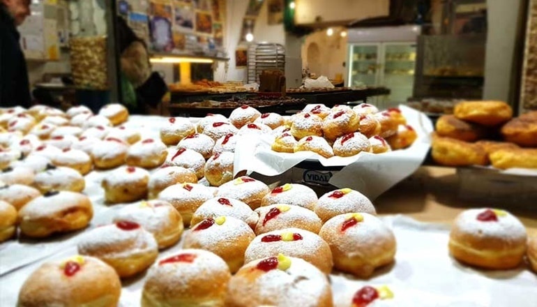 צילום של סיור חנוכיות עצמאי בירושלים: חוויה לכל המשפחה